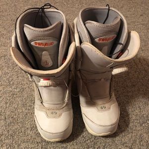 Women’s snowboarding boots